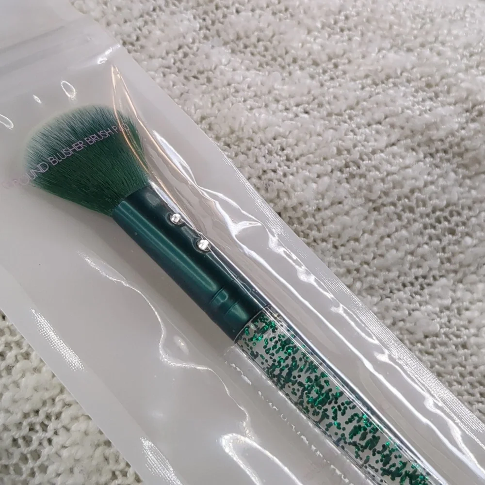 SLMISSGLAM P40 Round Blusher Brush in original sealed packaging.